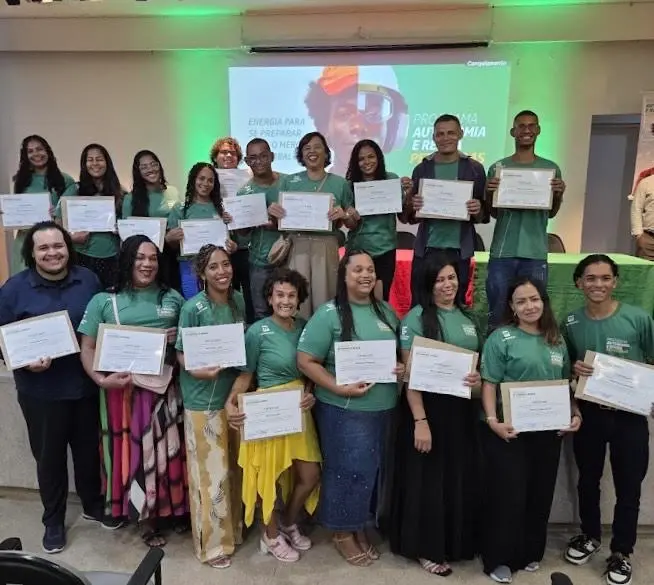 Imagem de estudantes do Programa Autonomia e Renda no IFPE exibindo seus certificados de conclusão de curso.