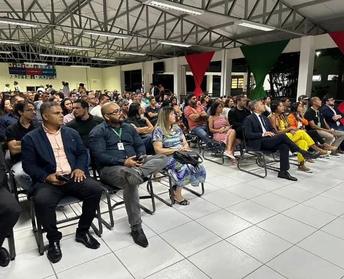 Imagem dos estudantes e colaboradores do Programa Autonomia e Renda na Aula Inaugural.