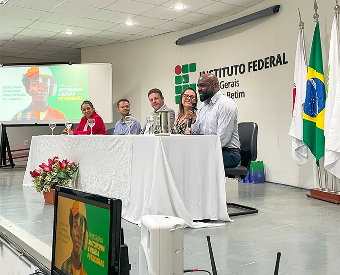 Imagem de uma mesa com participantes do Programa Autonomia e Renda