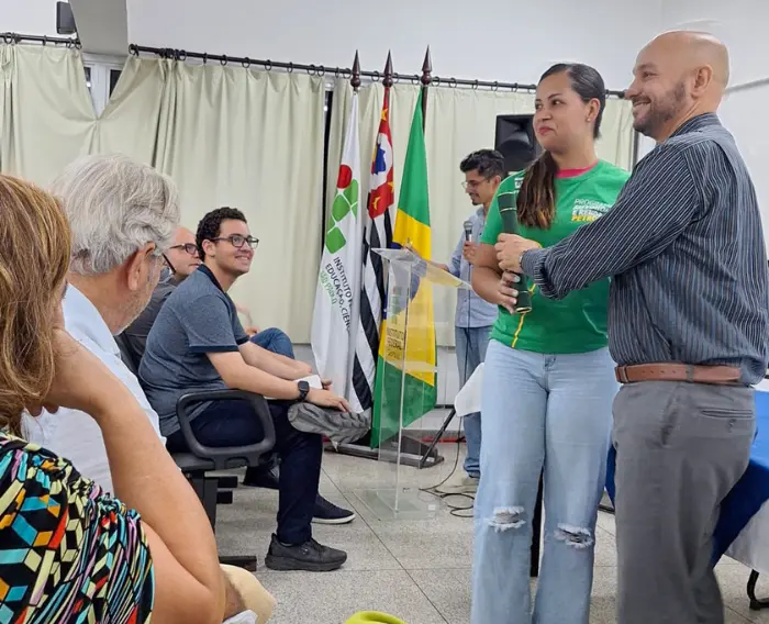 Imagem dos estudantes recebendo o certificado de conclusão do curso.