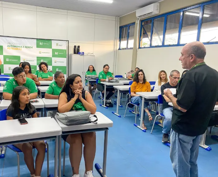 Imagem de uma sala de aula com os estudantes do Programa Autonomia e Renda Petrobras.