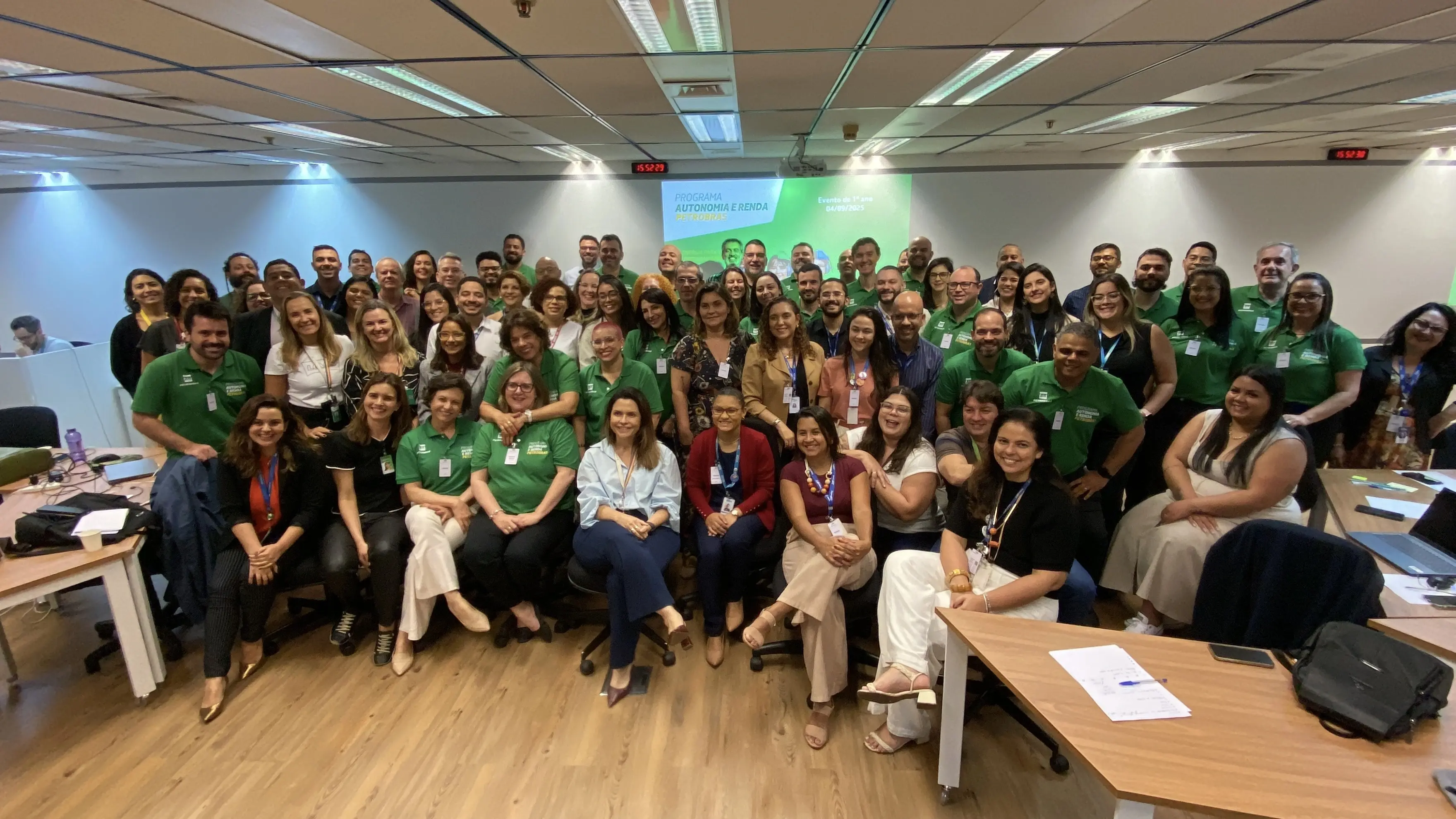 Imagem de bolsistas do Programa Autonomia e Renda Petrobras em evento de balanço de 1 ano do Programa.