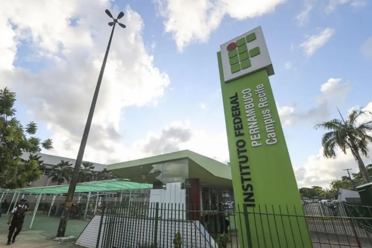 Imagem da entrada do campus Recife do IFPE.
