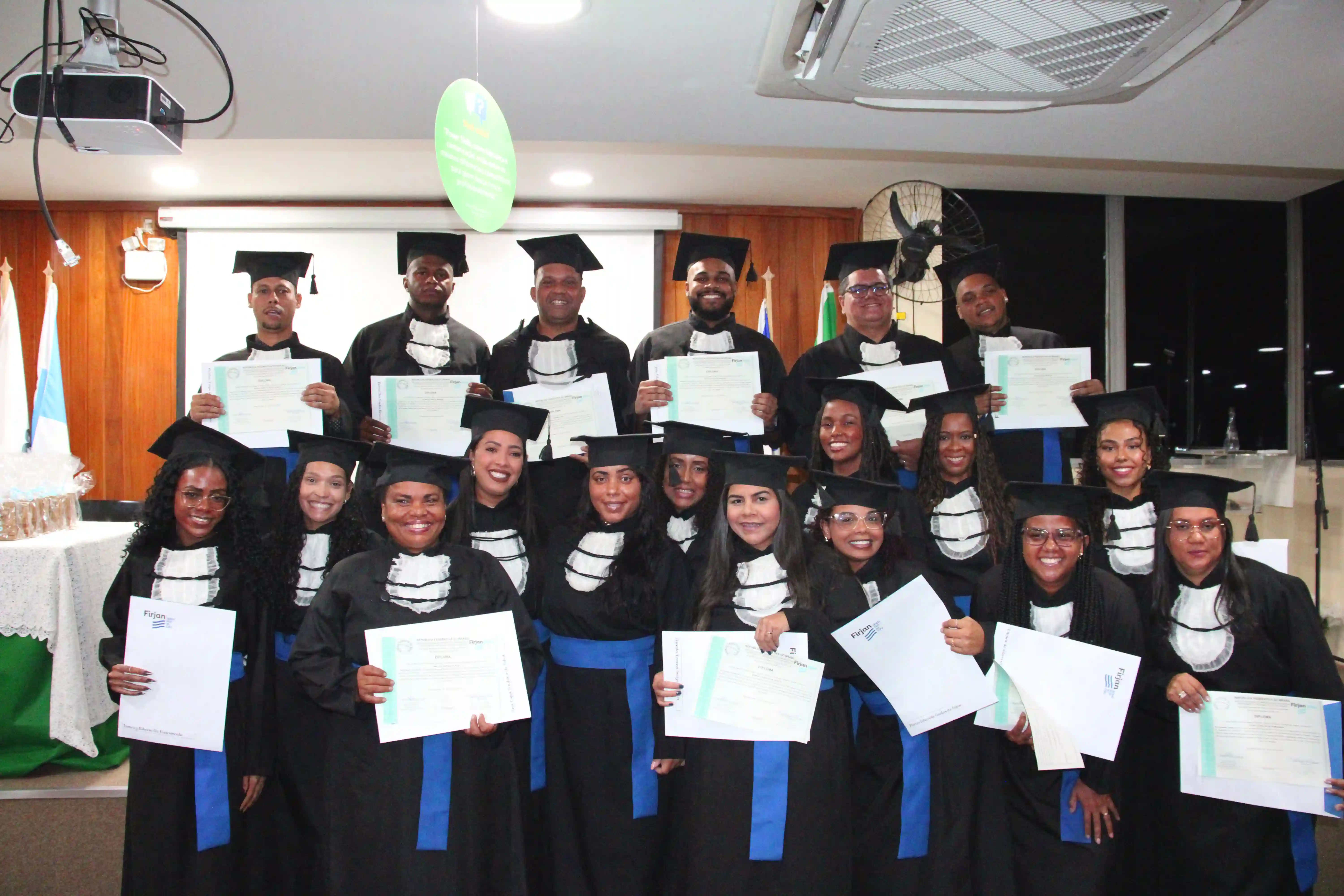 Imagem de estudantes do Programa Autonomia e Renda Petrobras da Firjan exibindo certificado de conclusão de curso.