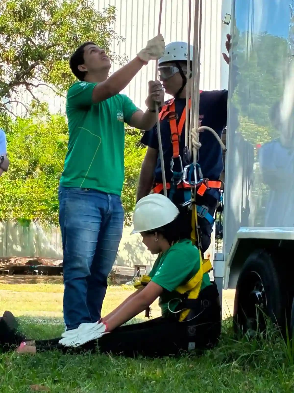 Imagem de estudantes do Programa Autonomia e Renda realizando simulação de resgate.