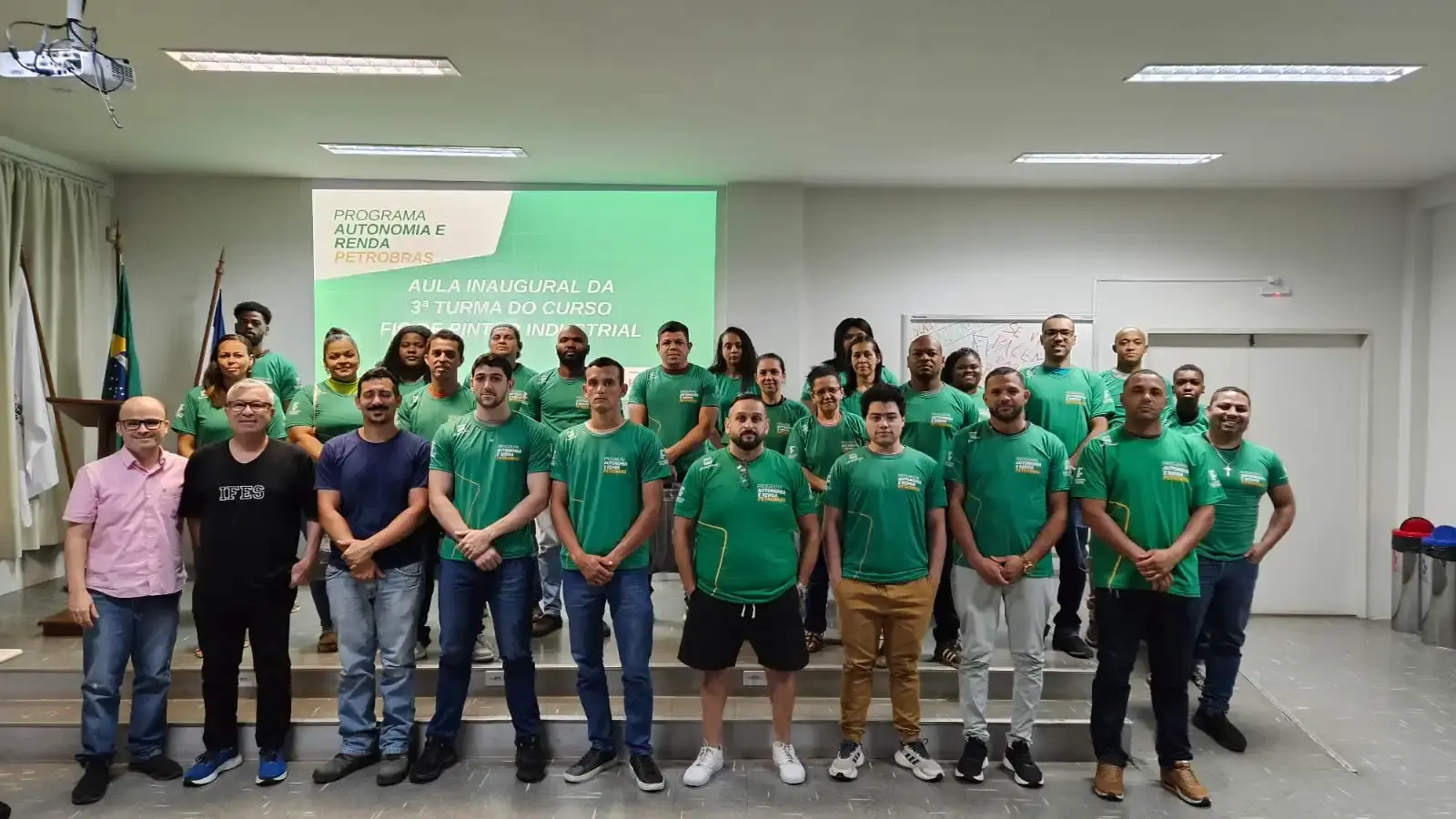 Imagem de estudantes da turma de Pintor Industrial no IFES no Programa Autonomia e Renda Petrobras.