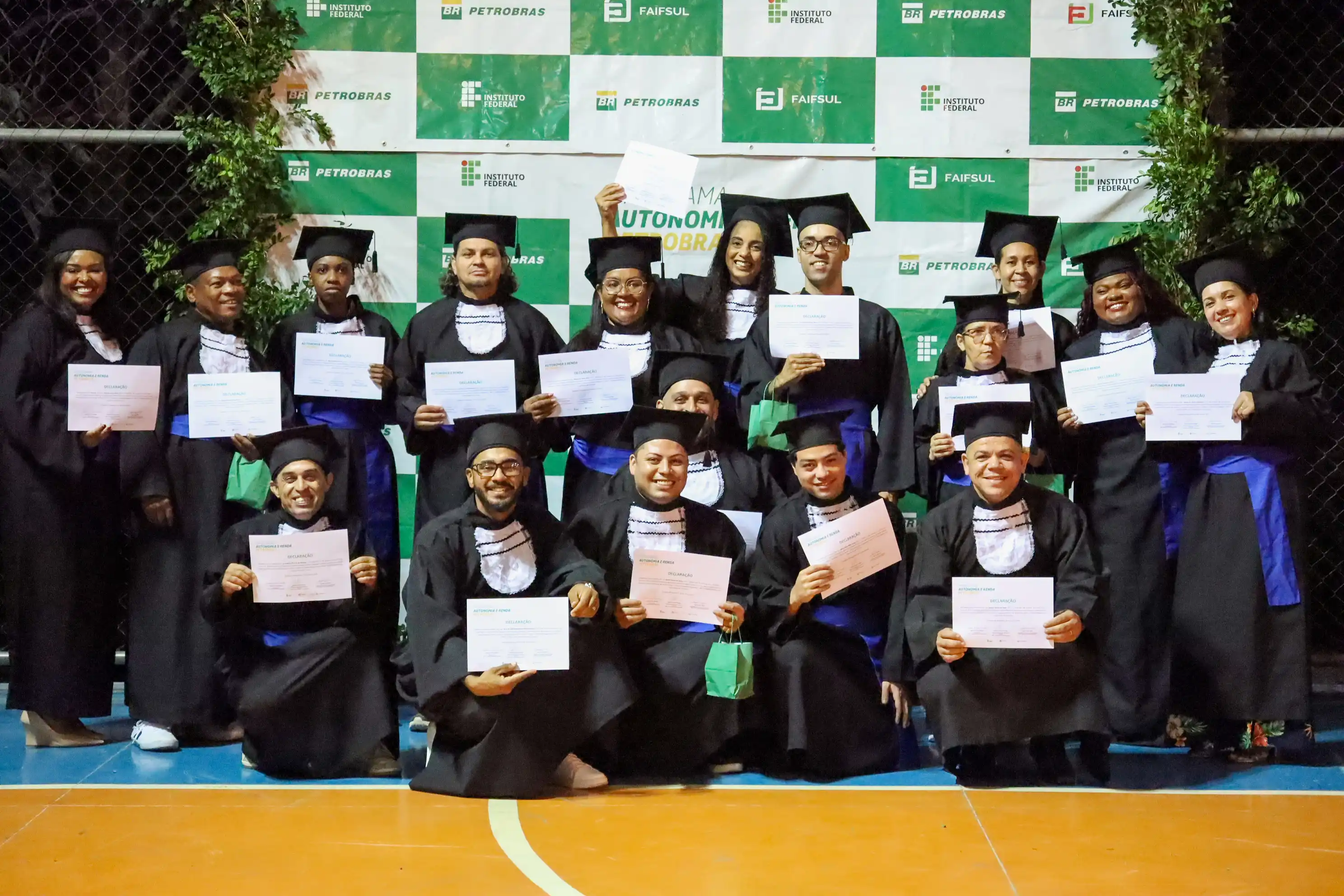 Imagem de estudantes do Programa Autonomia e Renda do IFES exibindo certificado de conclusão de curso.