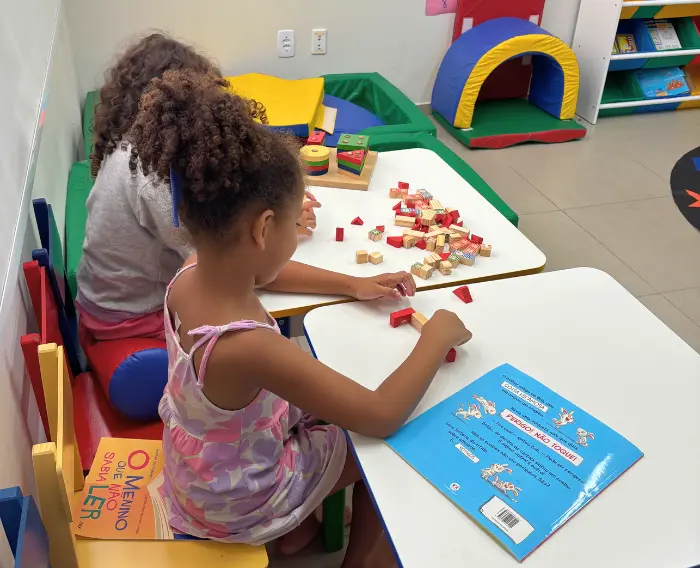 Imagem de duas crianças brincando no espaço de recreação infantil do IFES.