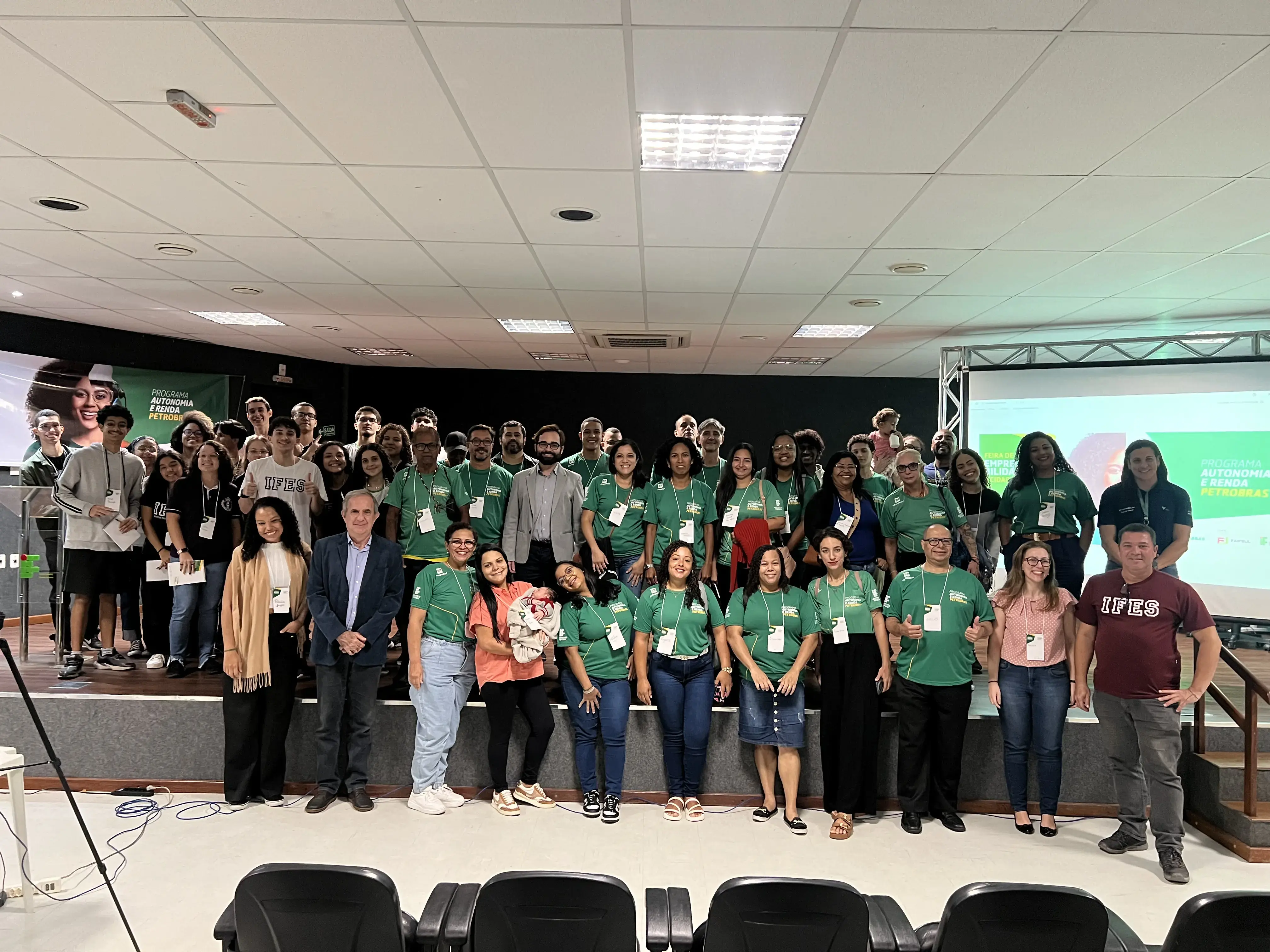 Imagem de participantes da feira de empregabilidade realizada no IFES.