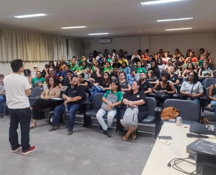 Imagem de estudantes do Programa Autonomia e Renda Petrobras em auditório no IFES.