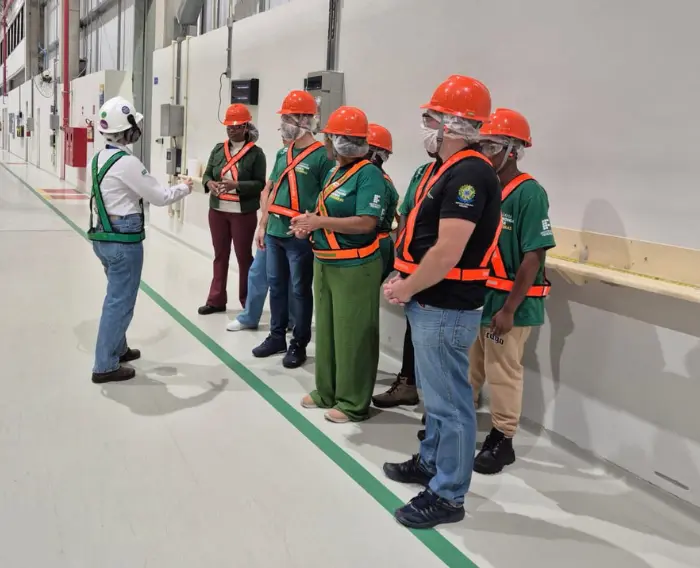 Imagem de estudantes do IFES em visita técnica.