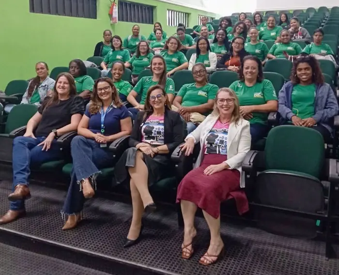 Imagem de estudantes do Programa Autonomia e Renda Petrobras em auditório do IFF.