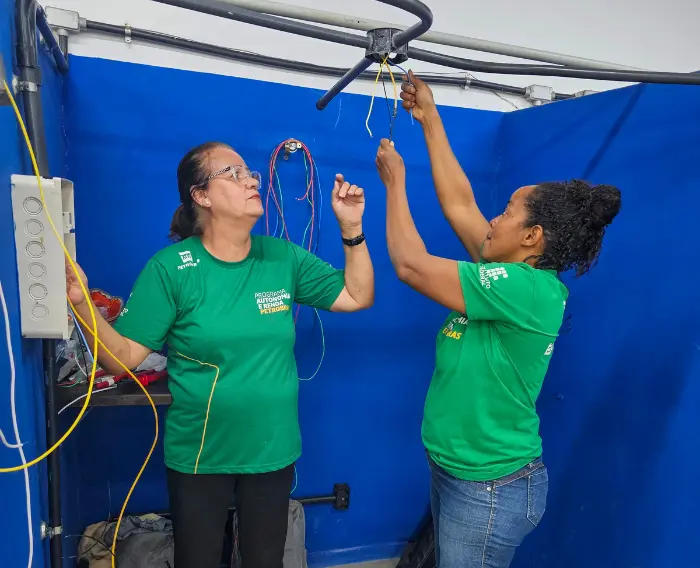 Imagem de estudantes do Programa Autonomia e Renda Petrobras em aula prática do curso de Eletrotécnica do IFF.