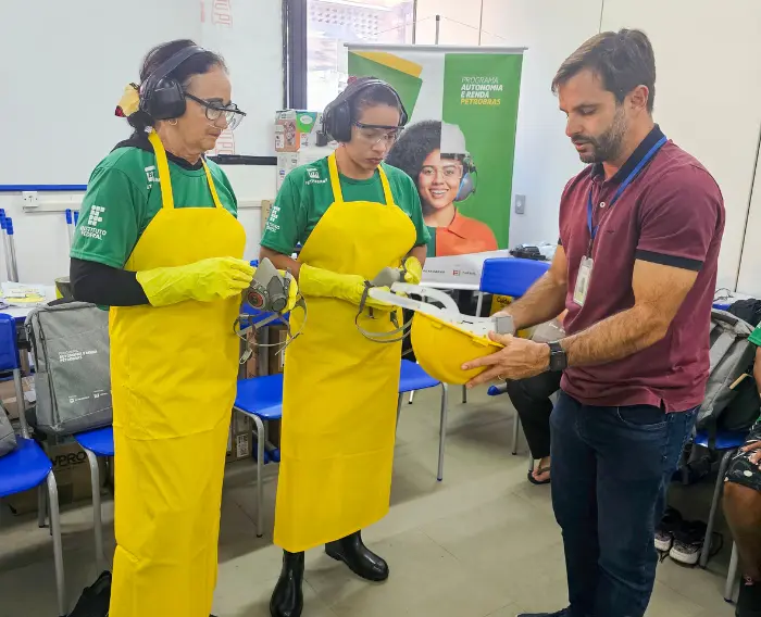 Imagem de estudantes do Programa Autonomia e Renda Petrobras em aula prática no IFF.