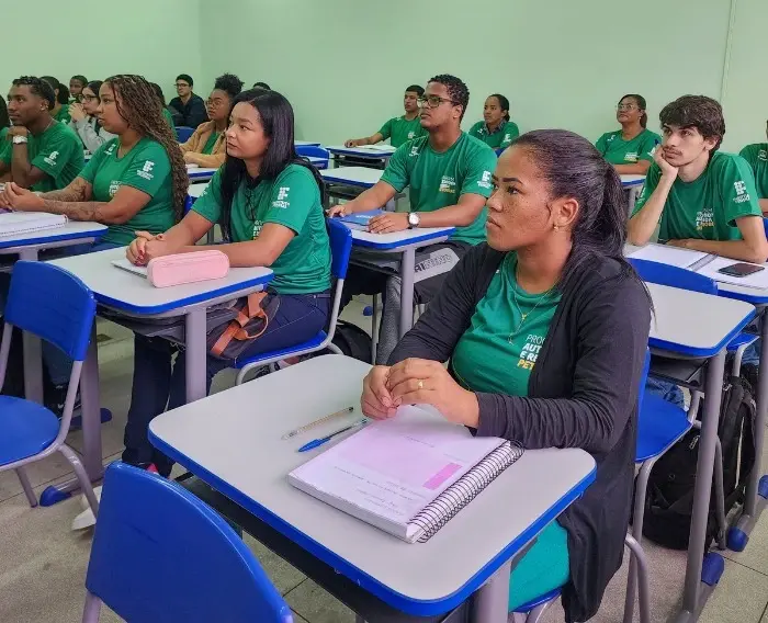 Imagem de estudantes do Programa Autonomia e Renda Petrobras em aula inaugural no IFF