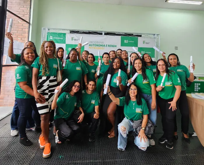 Imagem de estudantes do Programa Autonomia e Renda no IFF segurando seus certificados de conclusão de curso.