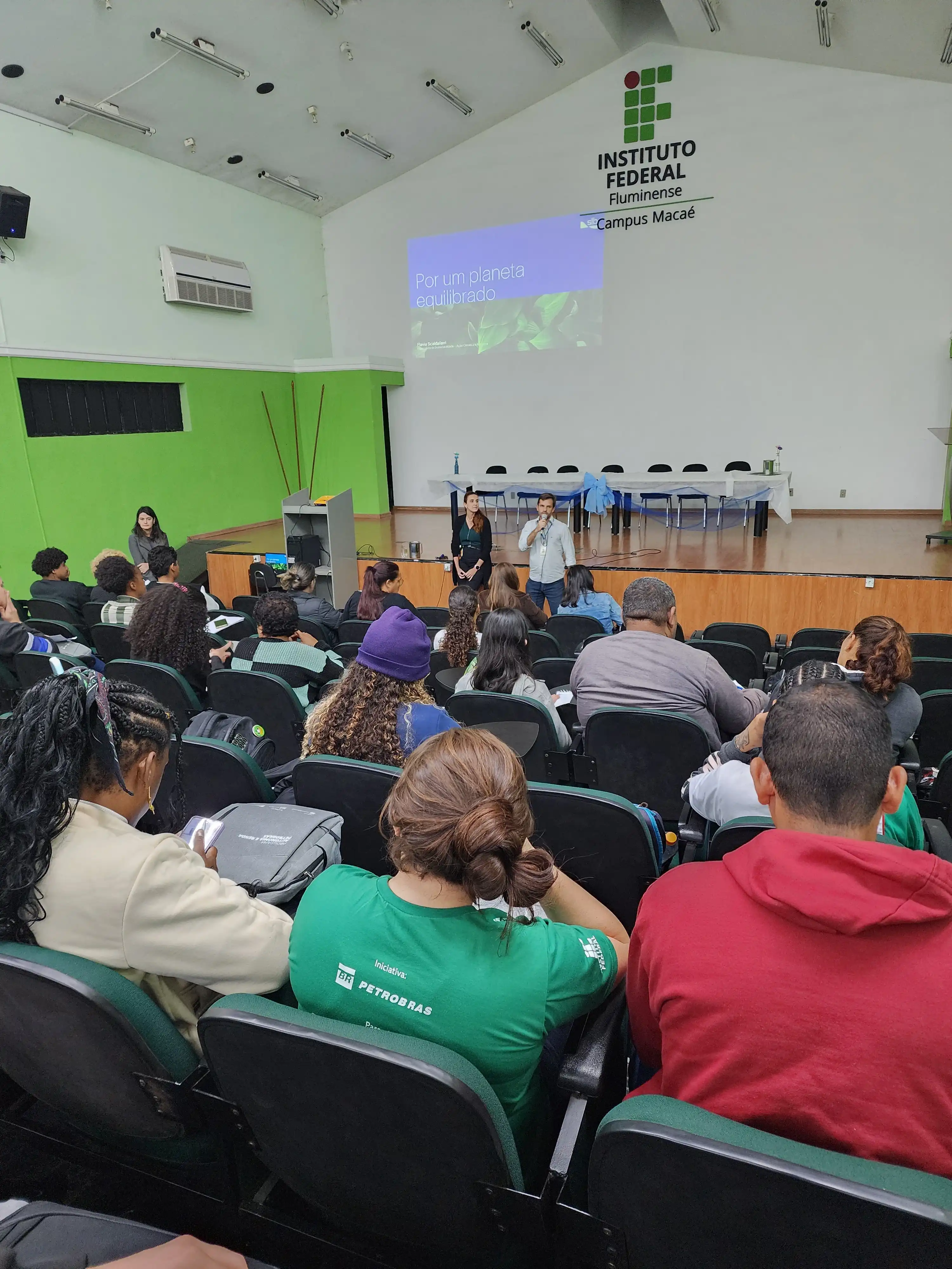 Imagem de estudantes do Programa Autonomia e Renda em evento sobre o Meio Ambiente realizado no IFF.