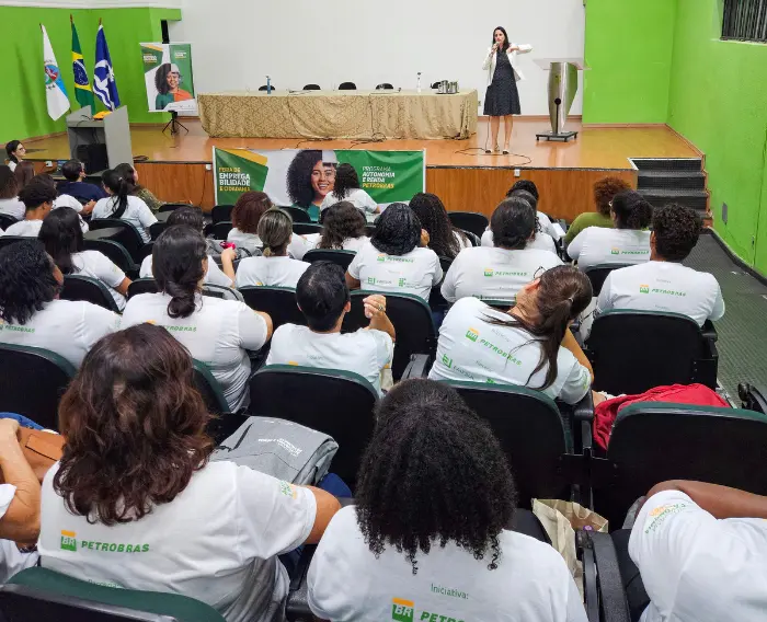 Imagem de estudantes do Programa Autonomia e Renda Petrobras na Feira de Empregabilidade do IFF.