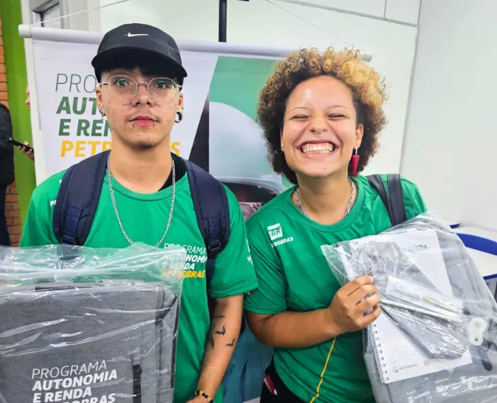 Imagem de estudante do curso de Pintor Industrial do IFF segurando o kit Estudante.