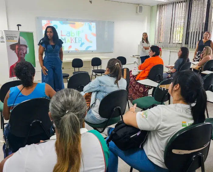Imagem de mulheres em uma roda de conversa no IFF Macaé pelo Programa Autonomia e Renda Petrobras.