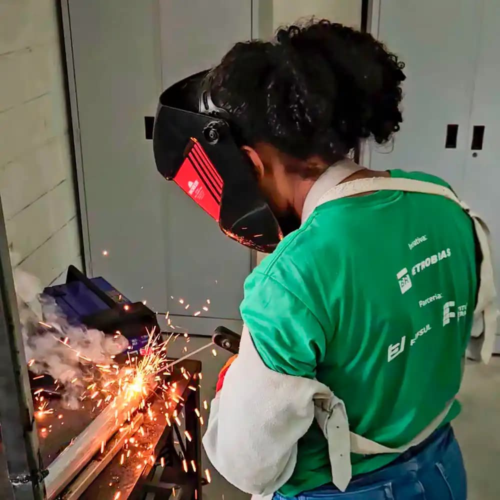 Imagem de estudante do Programa Autonomia e Renda utilizando equipamento de soldagem.