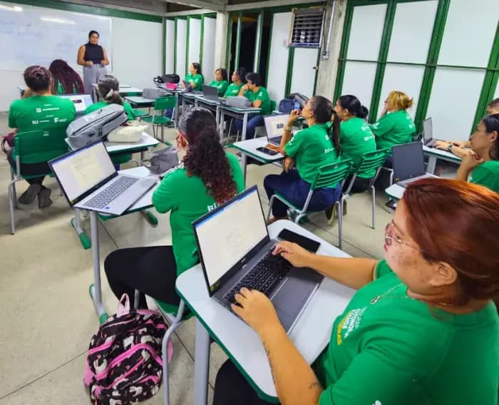 Imagem de estudantes do Programa Autonomia e Renda em sala de aula utilizando notebooks.