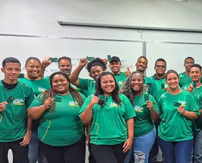 Imagem de estudantes do IFMG-Campus Betim segurando o cartão-refeição.