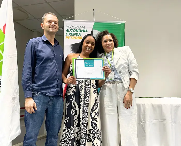 Imagem de estudante do Programa Autonomia e Renda Petrobras IFMG recebendo certificado de conclusão de curso.