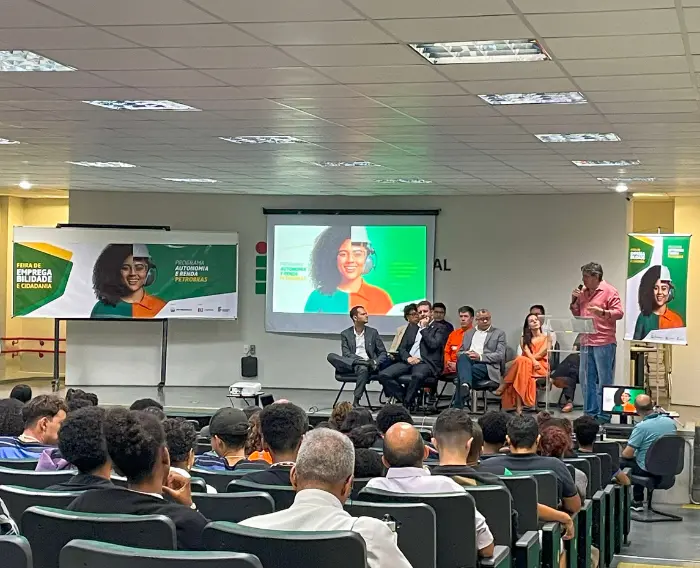 Imagem de estudantes do Programa Autonomia e Renda na Feira de empregabilidade realizado no IFMG.