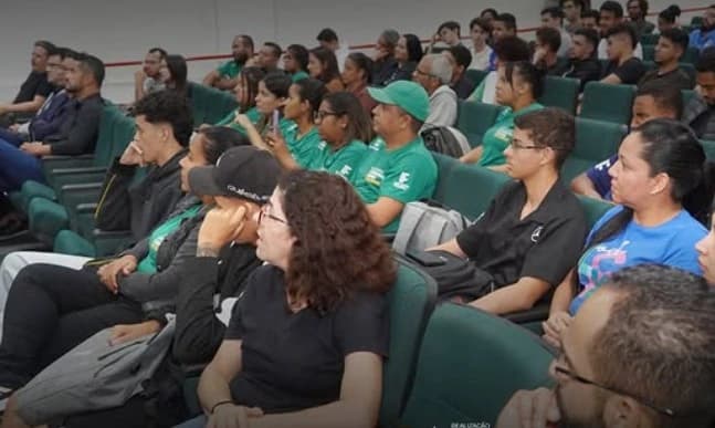 Imagem de estudantes do Programa Autonomia e Renda Petrobras do IFMG em Feira sobre tecnologia e sustentabilidade.