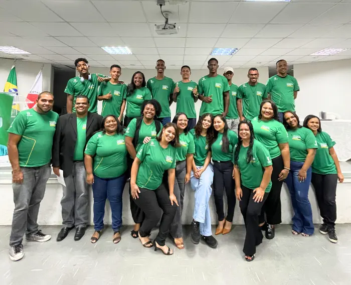 Imagem de estudantes do Programa Autonomia e Renda do IFMG em auditório do IFMG.