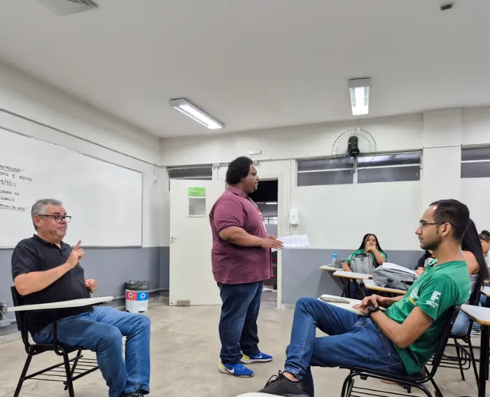 Imagem de instrutores em aula de LIBRAS no IFMG pelo Programa Autonomia e Renda.