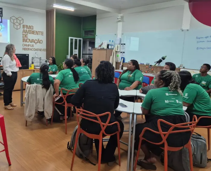Imagem de estudantes do Programa Autonomia e Renda Petrobras do IFMG assistindo a uma palestra.