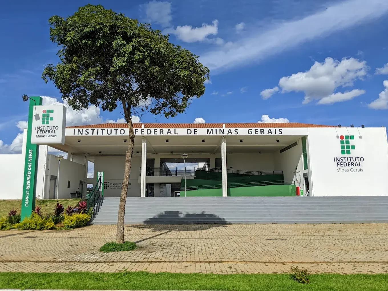 Imagem da fachada do campus Ribeirão das Neves do Instituto Federal de Minas Gerais