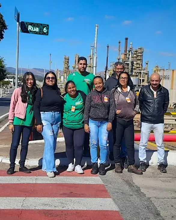 Imagem de estudantes do programa Autonomia e Renda Petrobras - IFMG - em visita técnifa à refinaria Gabriel Passos (REGAP).