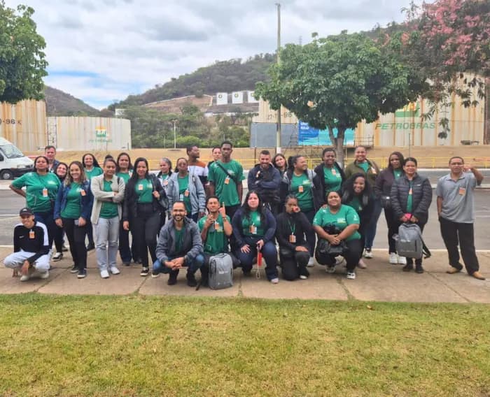 Imagem de estudantes do IFMG em visita a unidade da Petrobras.