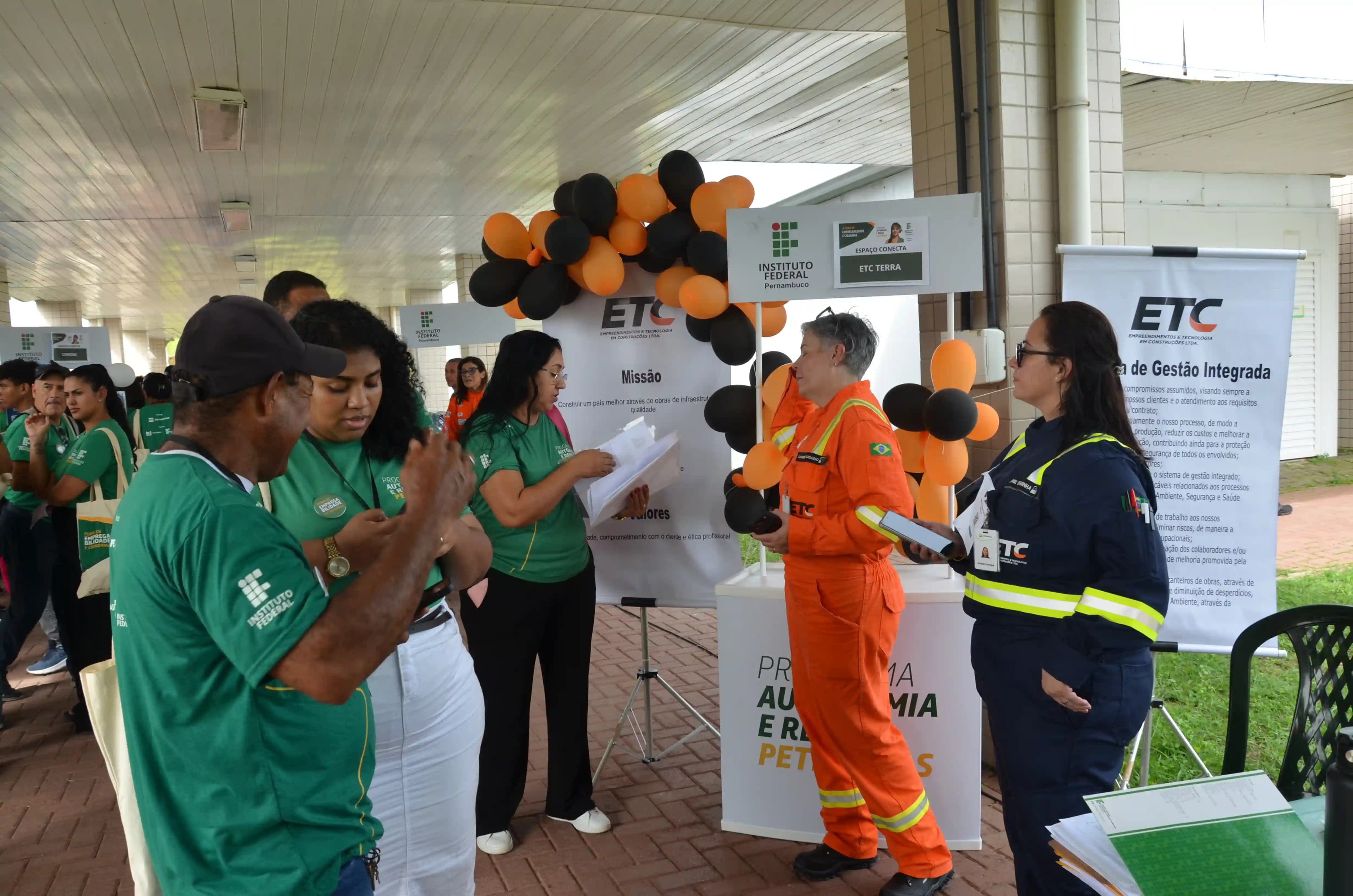 Imagem de estudantes do Programa Autonomia e Renda em feira de empregabilidade realizada em Ipojuca - PE.