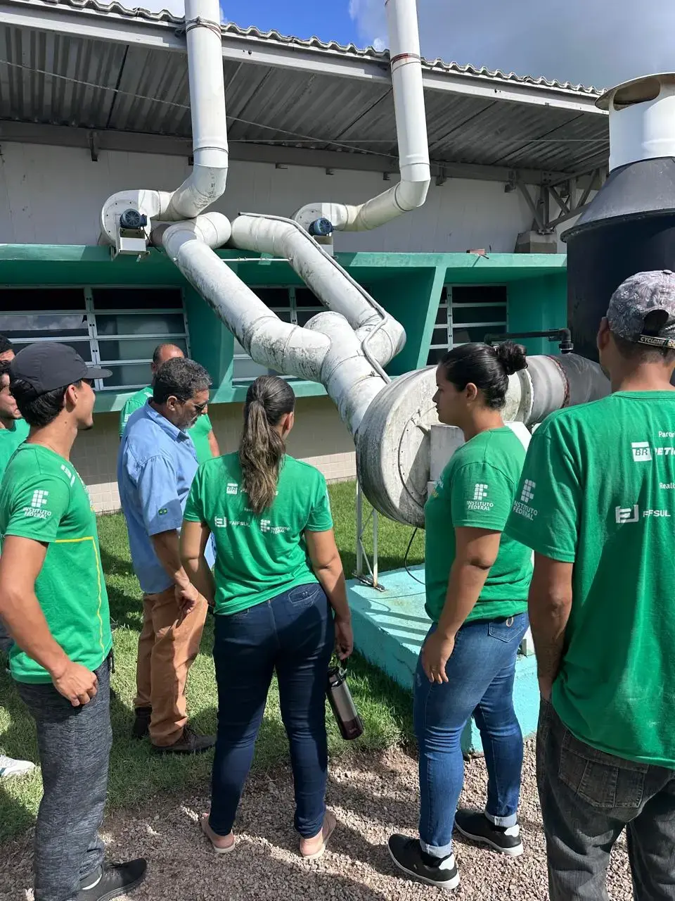 Imagem de estudantes do Programa Autonomia e Renda em aula prática do curso de Caldeiraria no IFPE.
