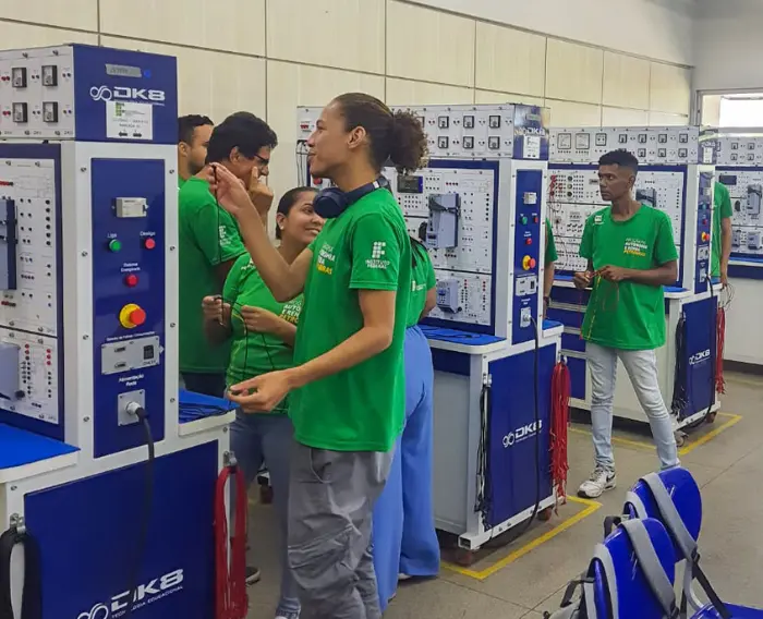 Imagem de estudantes do Programa Autonomia e Renda Petrobras em aula prática de Ajudante de Elétrica no IFPE