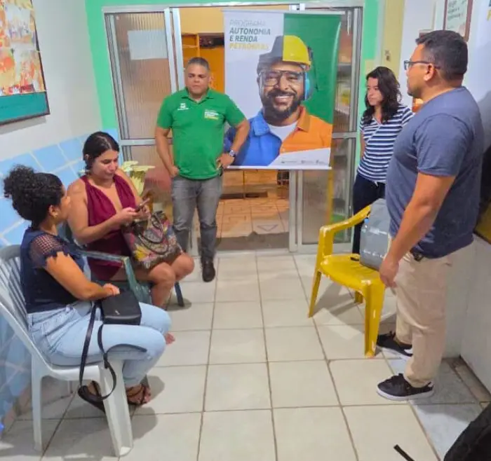 Imagem de colaborador do Programa Autonomia e Renda Petrobras em realização de ação de busca ativa para preenchimento das vagas do programa em Pernambuco.
