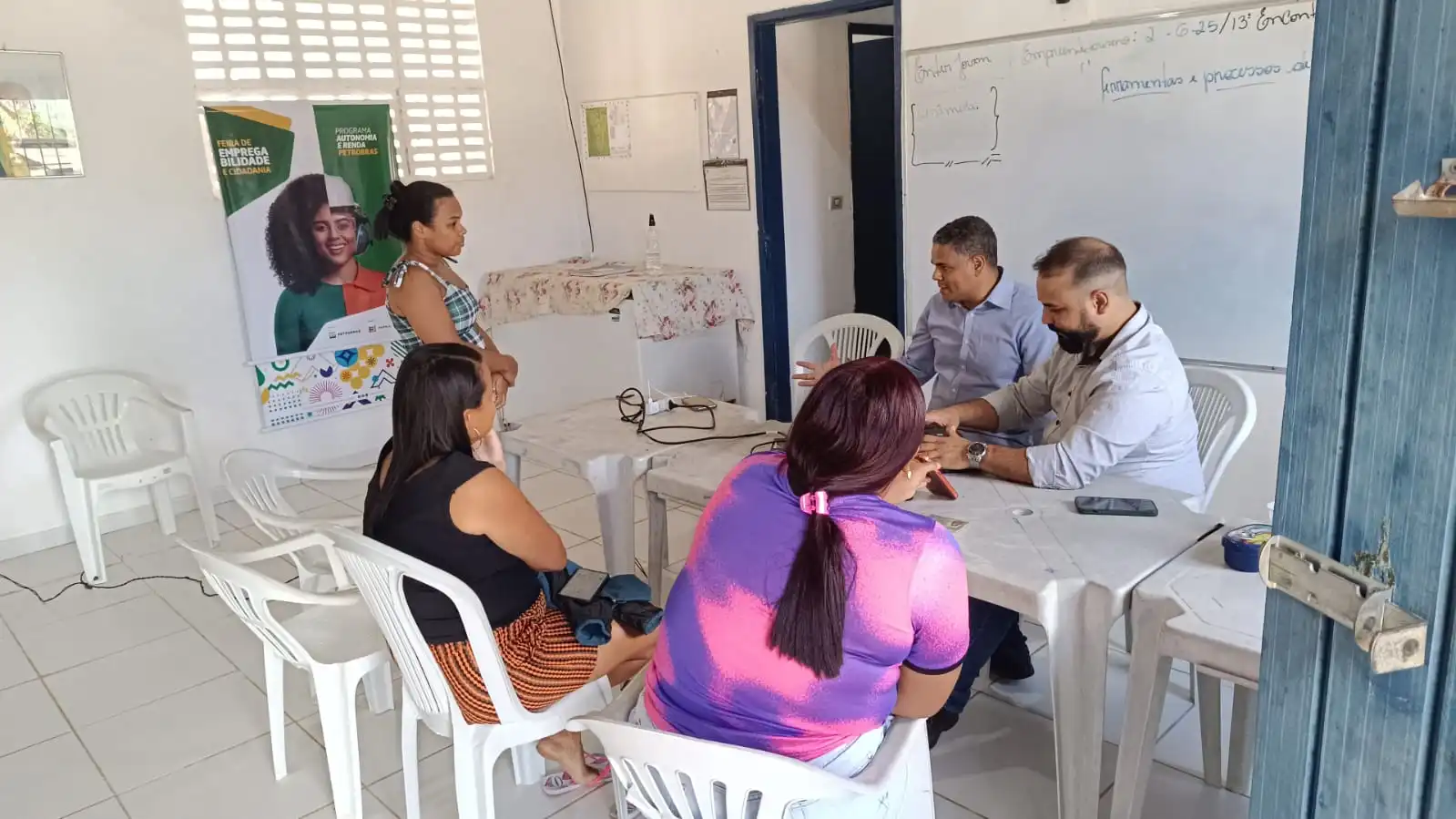 Imagem de estudantes fazendo matrícula nos cursos do Programa Autonomia e Renda Petrobras no IFPE.