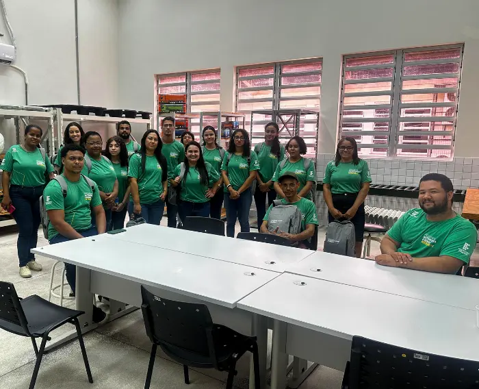 Imagem de estudantes do Programa Autonomia e Renda Petrobras no IFPE - campus Cabo - em visita técnica.