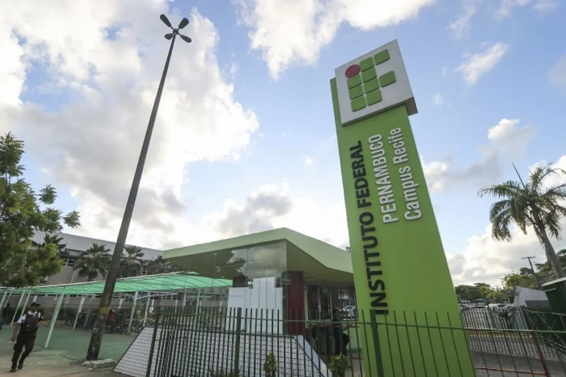 Imagem da fachada do IFPE - campus Recife.