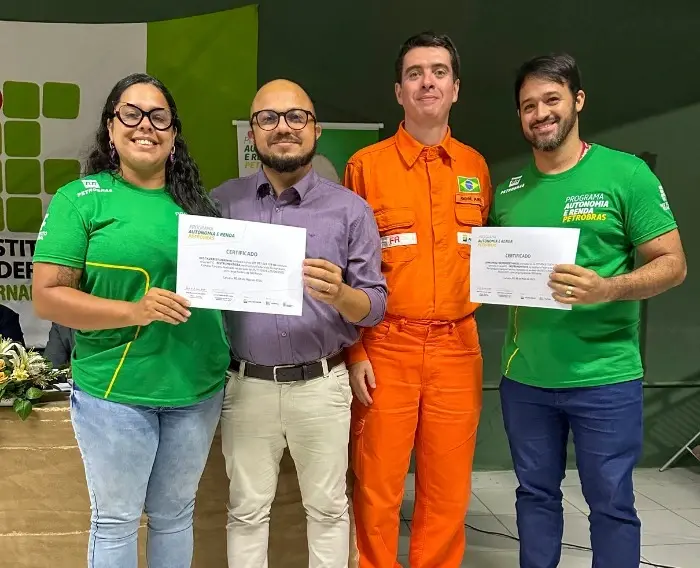Imagem de estudantes do Programa Autonomia e Renda Petrobras recebendo certificado de conclusão de curso em Caruaru