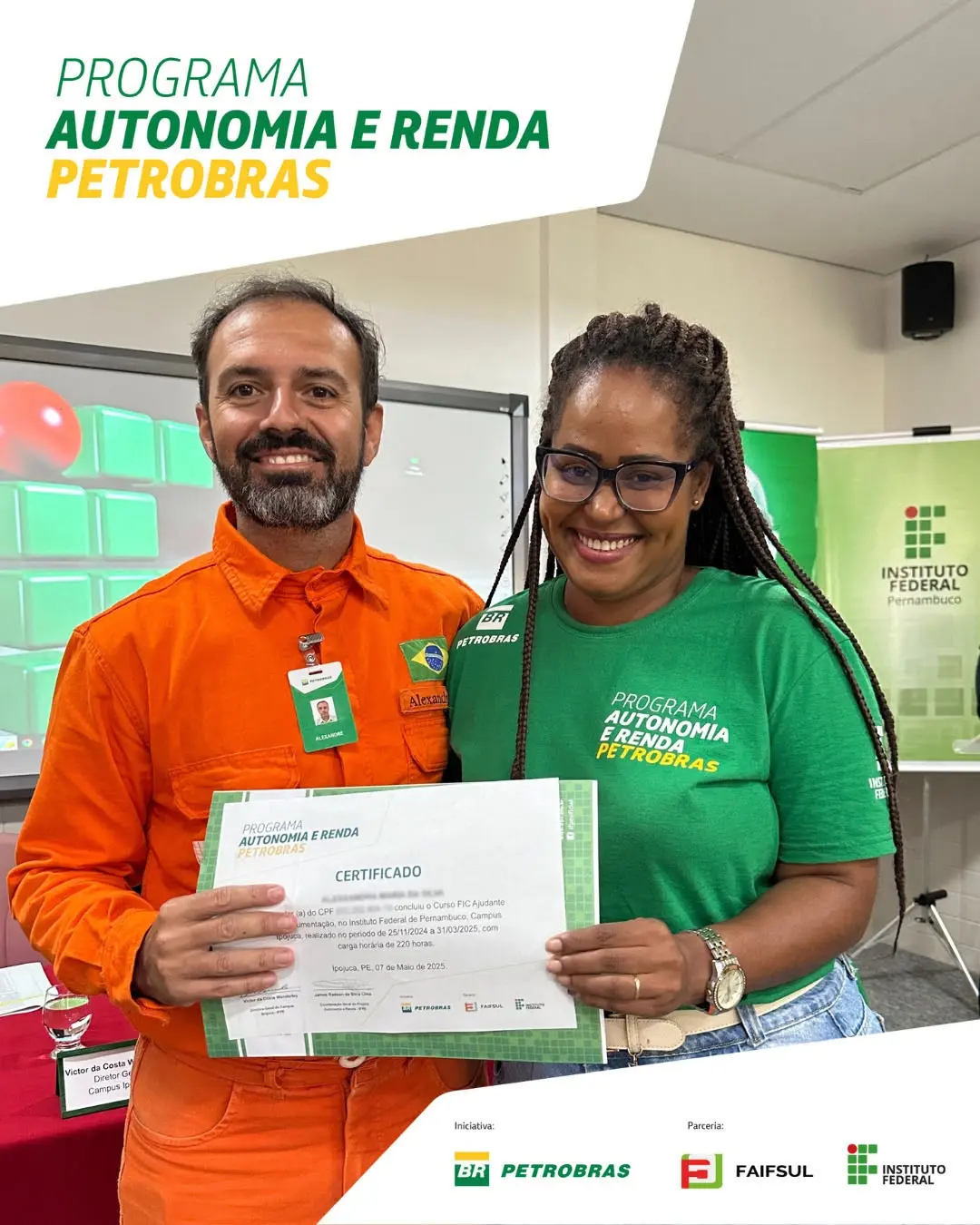 Imagem de estudante do Programa Autonomia e Renda Petrobras recebendo certificado de conclusão de curso em Ipojuca