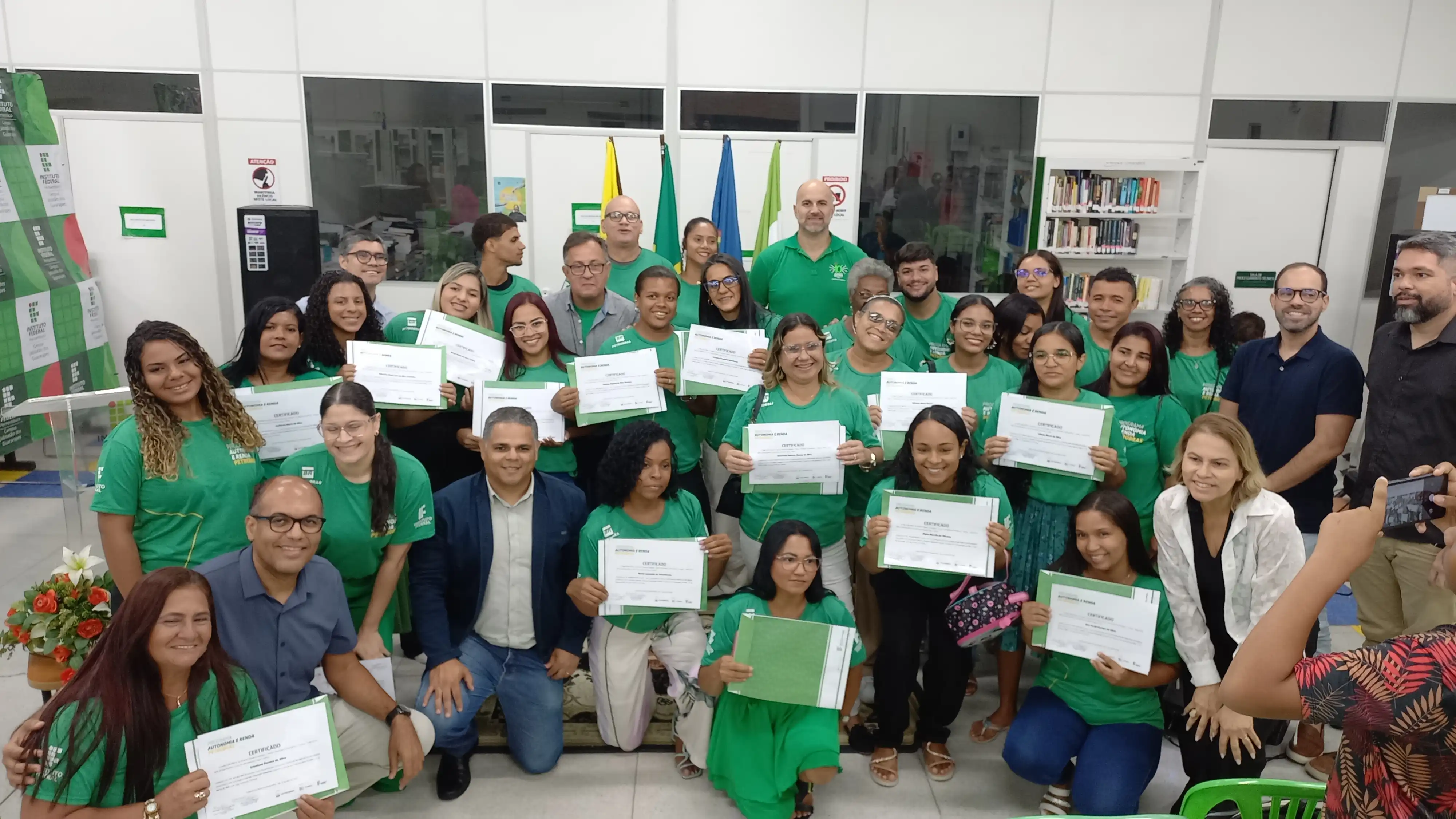 Imagem destudantes do Programa Autonomia e Renda Petrobras do IFPE exibindo certificado de conclusão de curso