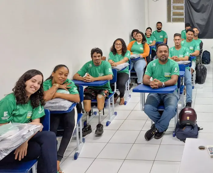Imagem de estudantes do Programa Autonomia e Renda Petrobras do IFPE em sala de aula.