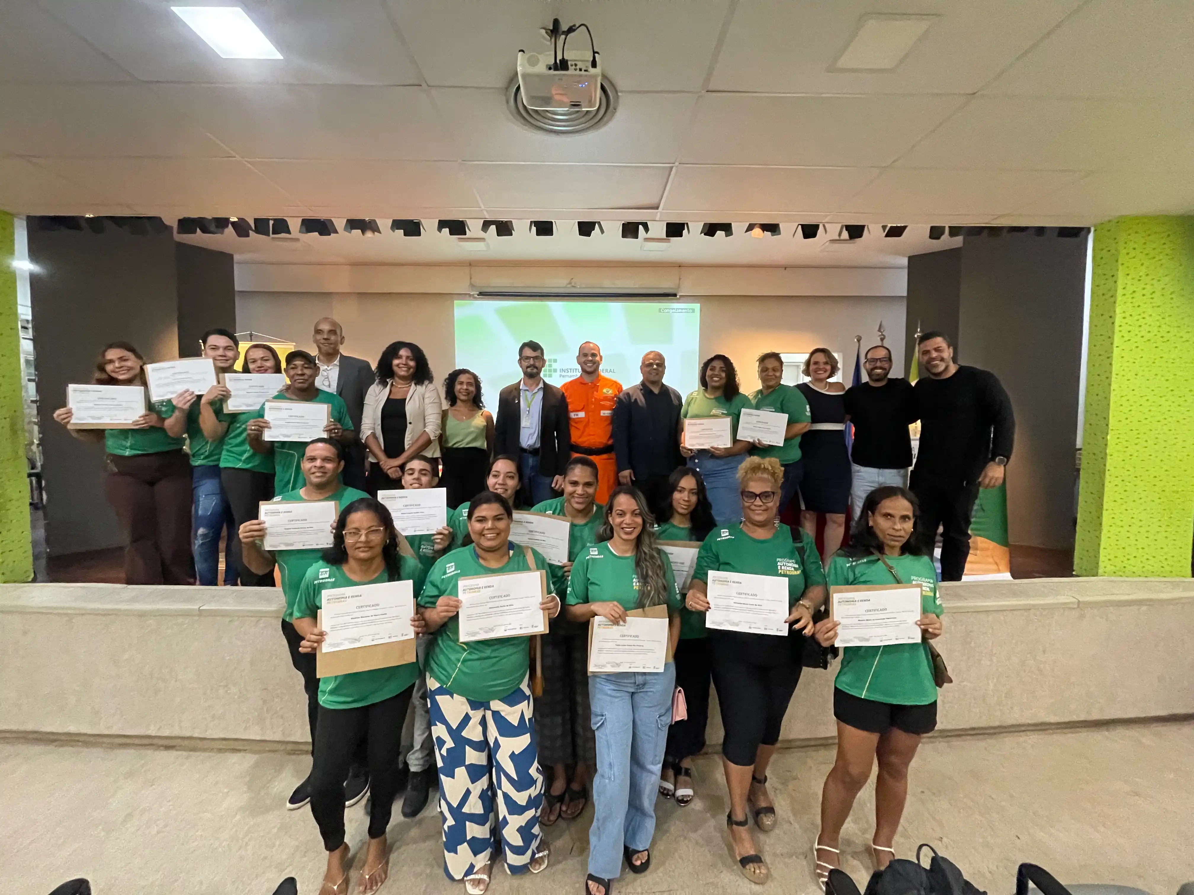 Imagem de estudantes do Programa Autonomia e Renda do IFPE Campus Recife exibindo seus certificados de conclusão de curso
