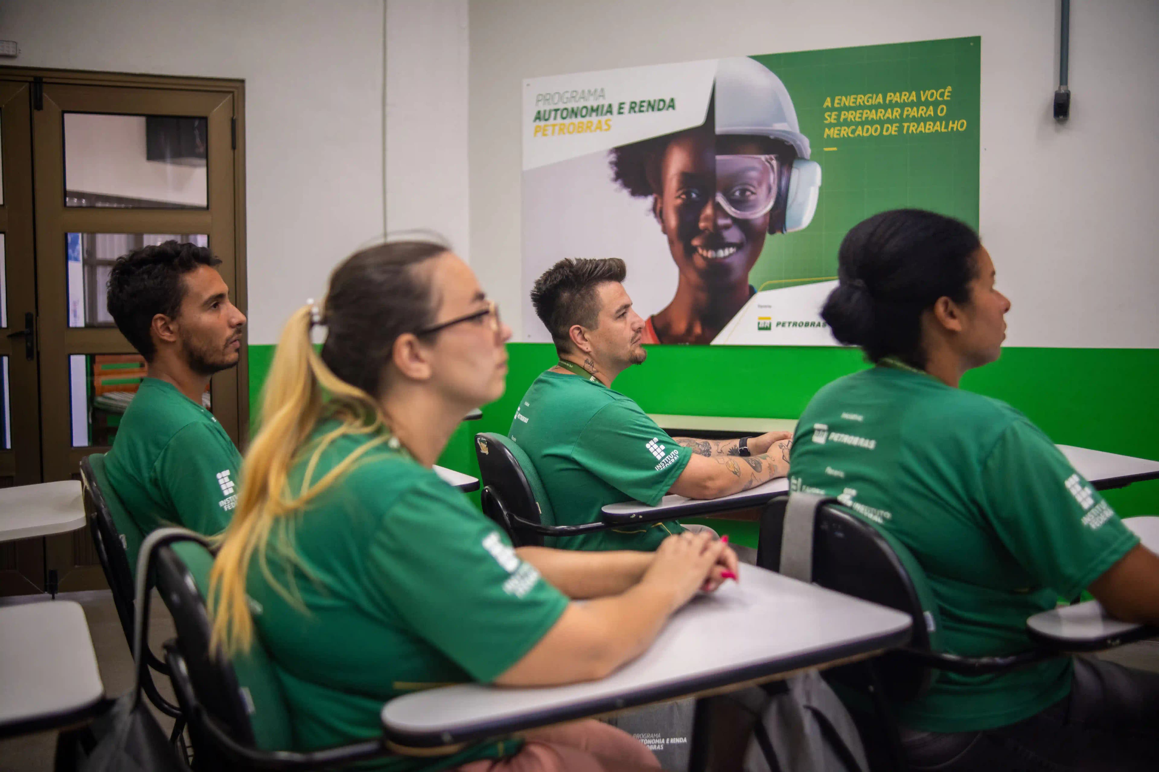 Imagem de estudantes do Programa Autonomia e Renda em sala de aula.