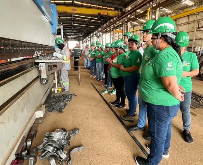 Imagem de estudantes do curso de Caldeireiro do Programa Autonomia e Renda Petrobras no IFPE Campus Ipojuca em visita técnica.